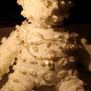 Tiered pearly necklace